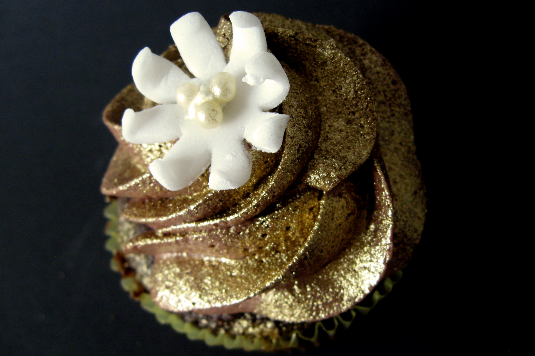 Gold and Chocolate Cupcakes
