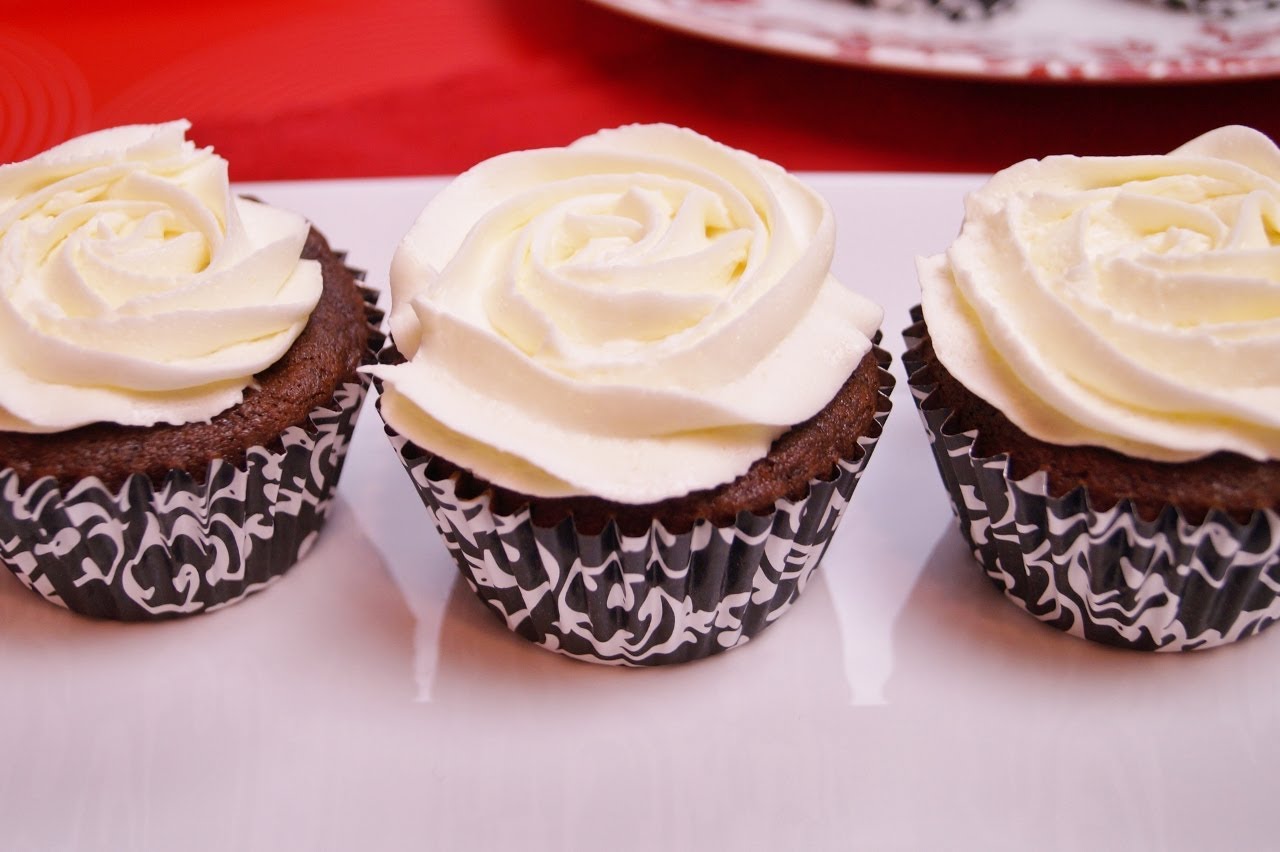 How to Make a Cake with Buttercream Frosting How to Make a Cake with Buttercream Frosting
