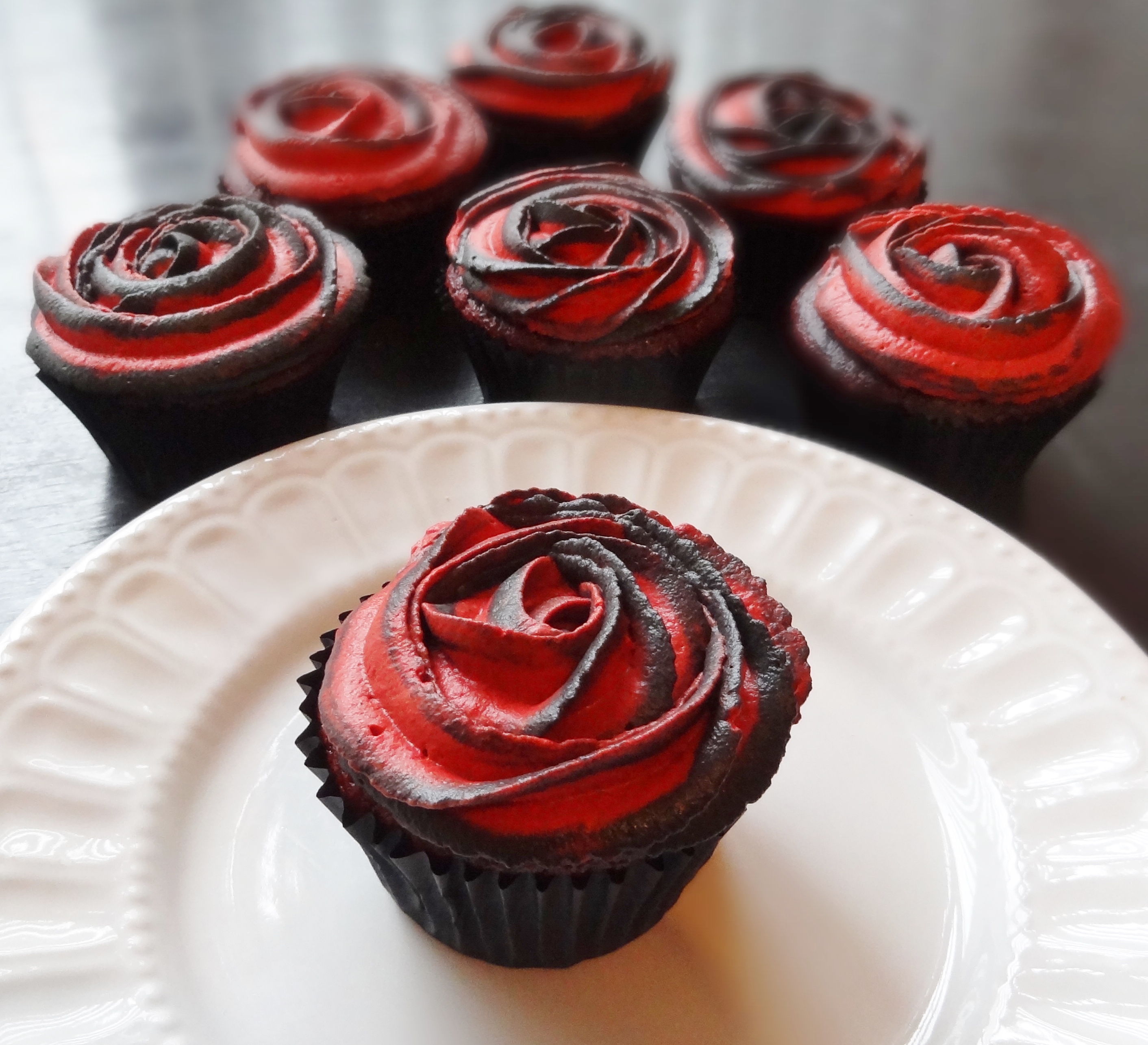 Red Velvet Cupcakes with Roses Red Velvet Cupcakes with Roses