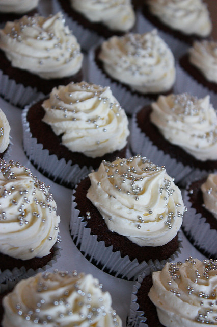 White and Silver Wedding Cupcakes White and Silver Wedding Cupcakes