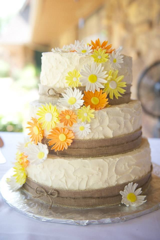 Burlap Wedding Cakes with Daisies
