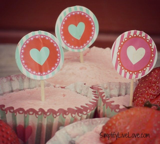 Frozen Strawberry Yogurt Cupcakes