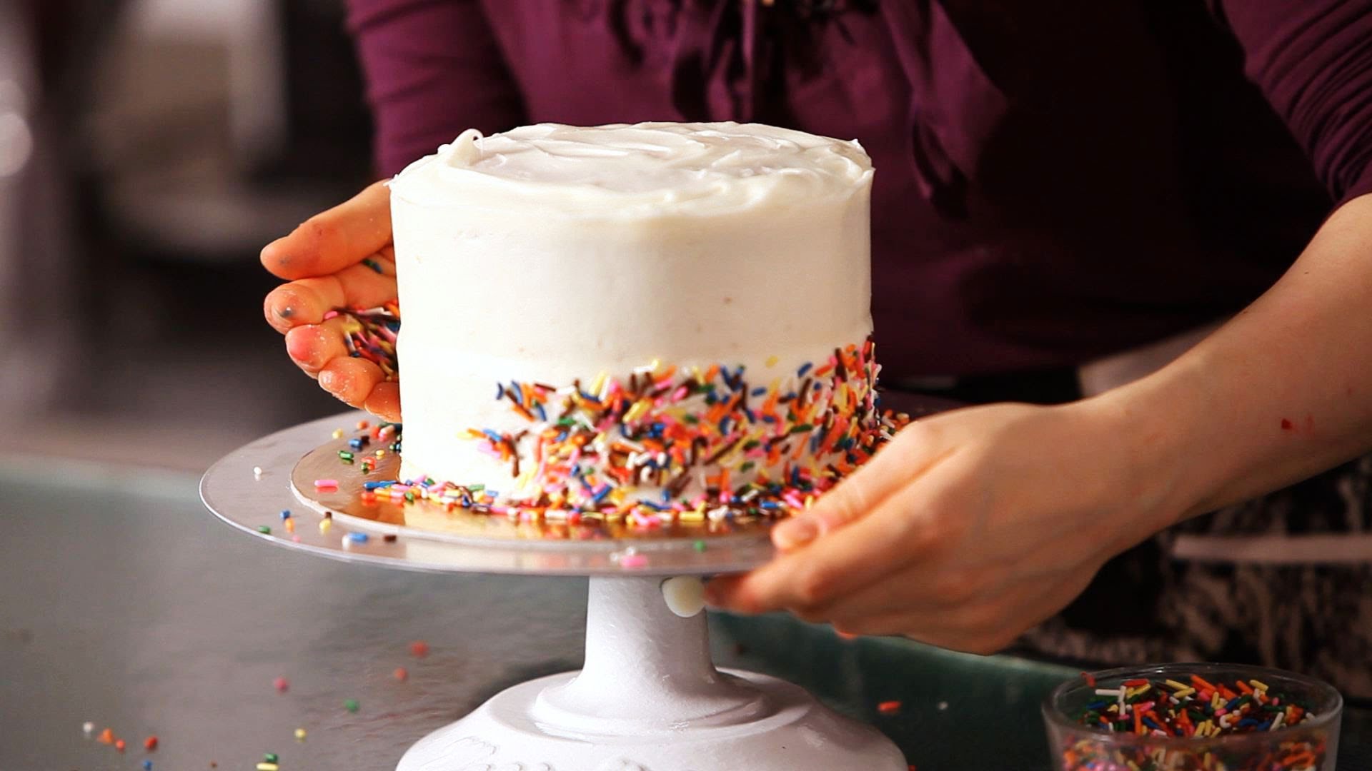 How to Decorate Cakes with Sprinkles