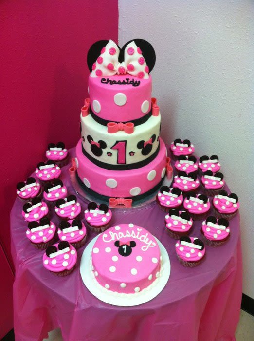 Minnie Mouse Cake and Cupcakes