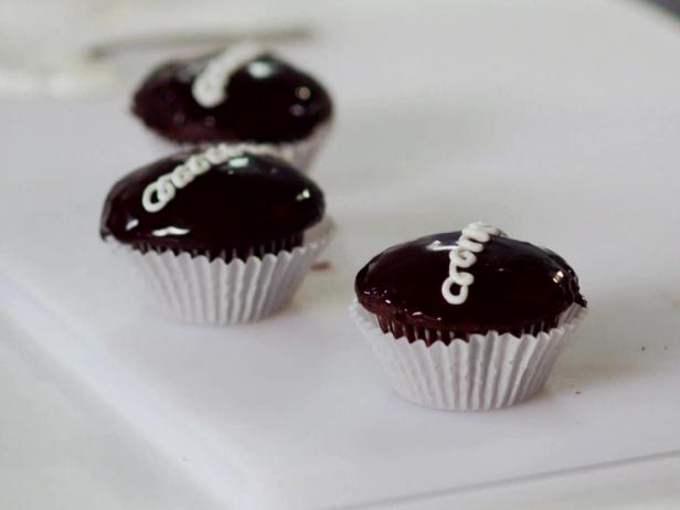 Sandra Lee Black and White Cupcakes