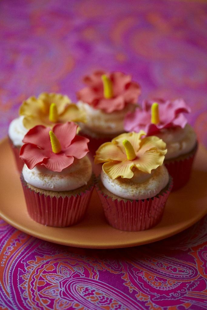 Tropical Flowers Cake Cupcakes