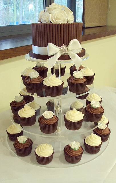 Chocolate Wedding Cakes with Cupcakes