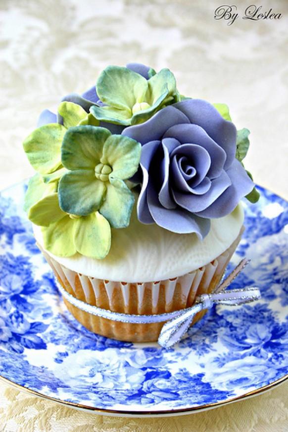Cupcake with Blue Roses