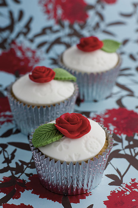 Gold Cupcakes with Red Roses