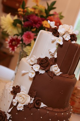 Half Vanilla and Chocolate Wedding Cakes