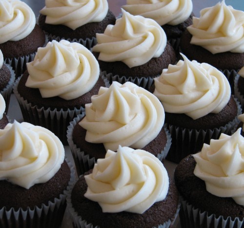 Icing Cupcakes with Piping Bag Icing Cupcakes with Piping Bag