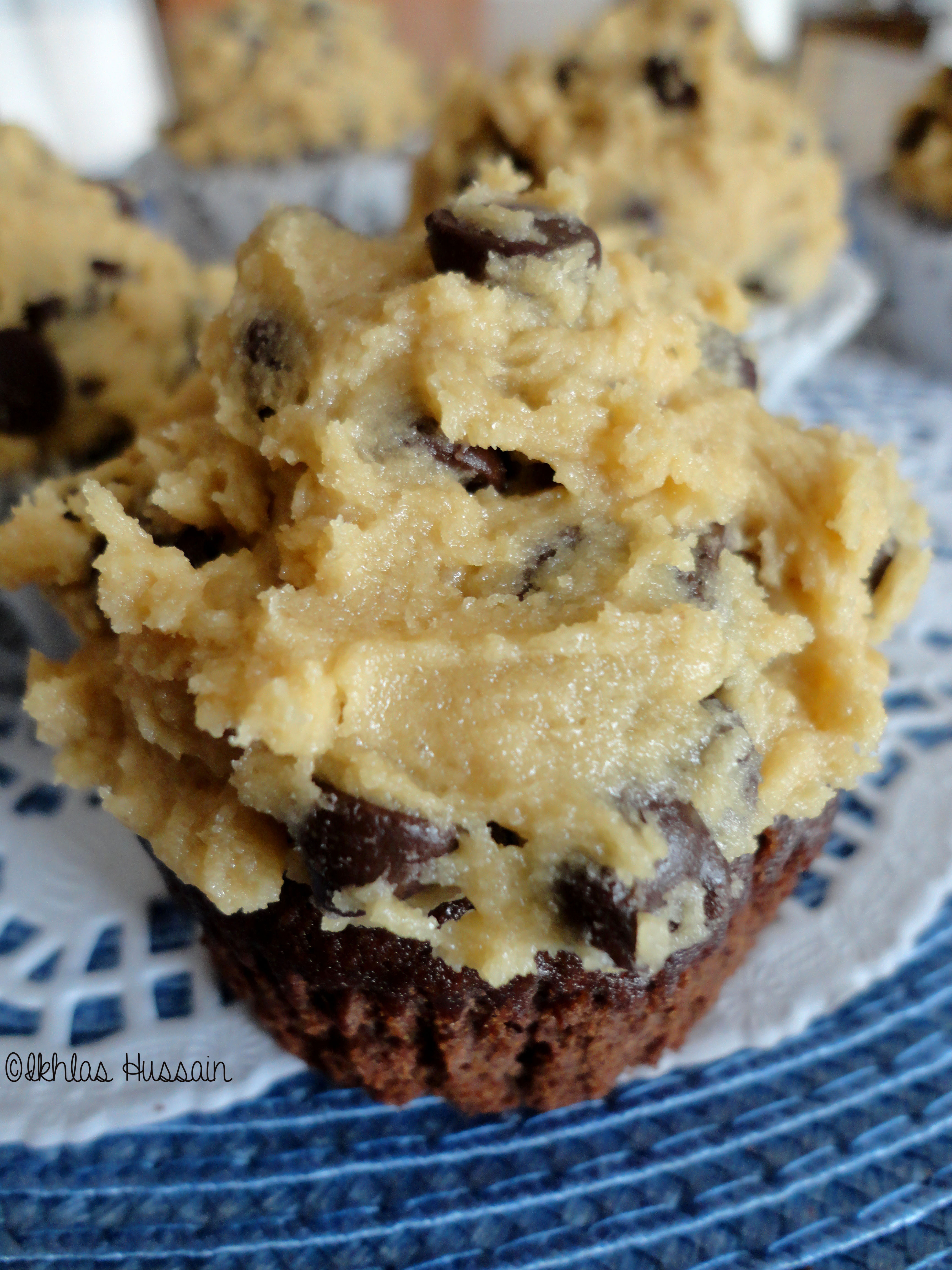 Cookie Dough Brownie Cupcakes with Frosting Cookie Dough Brownie Cupcakes with Frosting