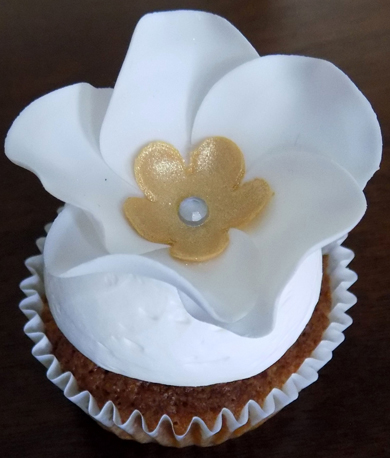 Cupcakes with Gumpaste Flowers Cupcakes with Gumpaste Flowers
