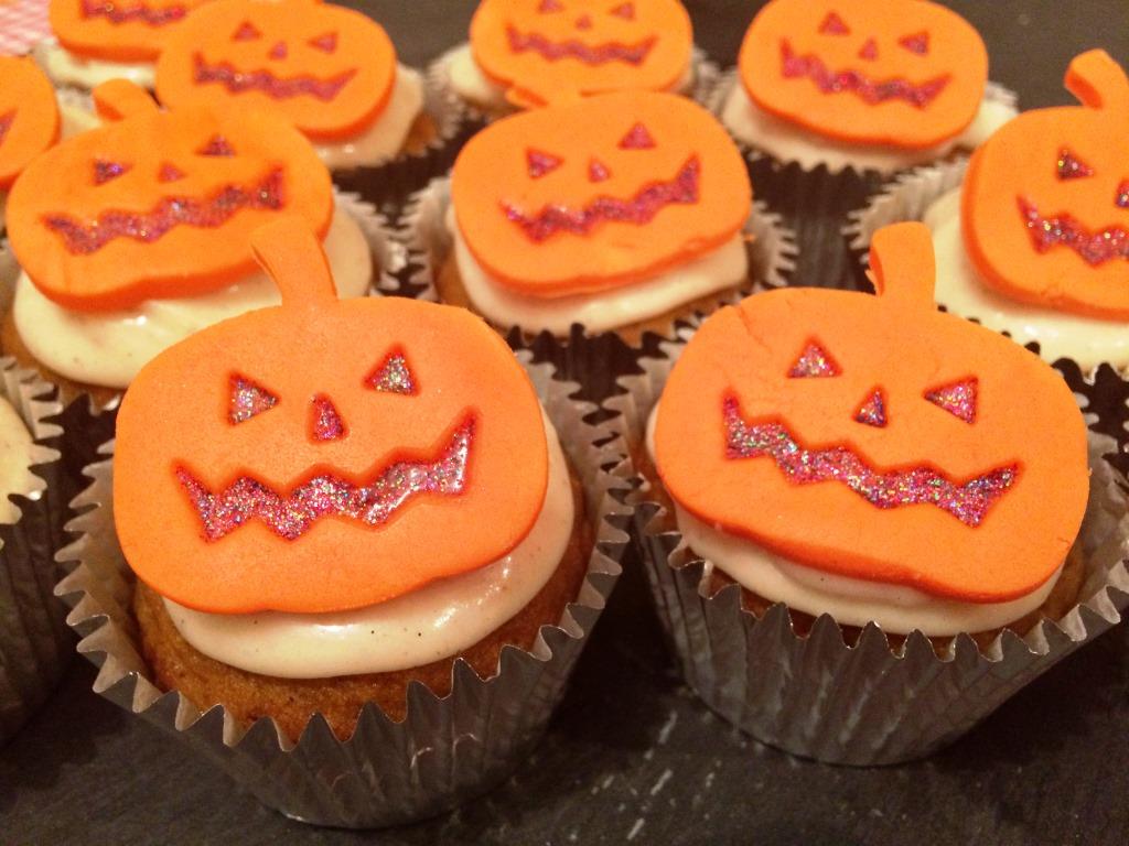 8 Photos of Pumpkin Halloween Faces Cupcakes