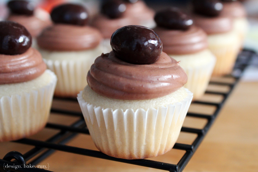 Mini Chocolate Cupcakes with Vanilla Buttercream Mini Chocolate Cupcakes with Vanilla Buttercream