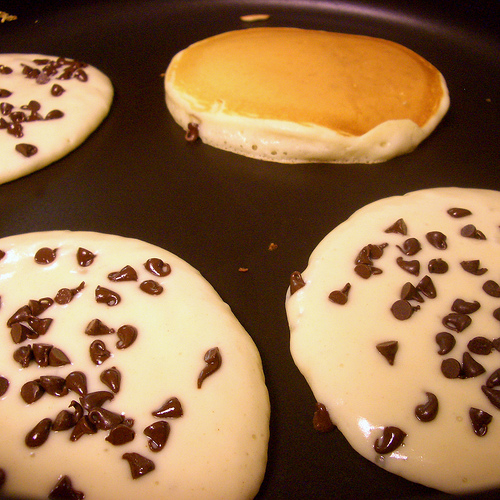 How to Make Chocolate Chip Pancakes How to Make Chocolate Chip Pancakes