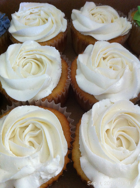 Pineapple Coconut Cupcakes with Buttercream Pineapple Coconut Cupcakes with Buttercream