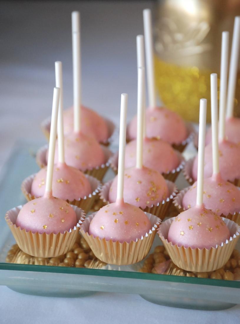 10 Photos of Pink And Gold Graduation Cupcakes