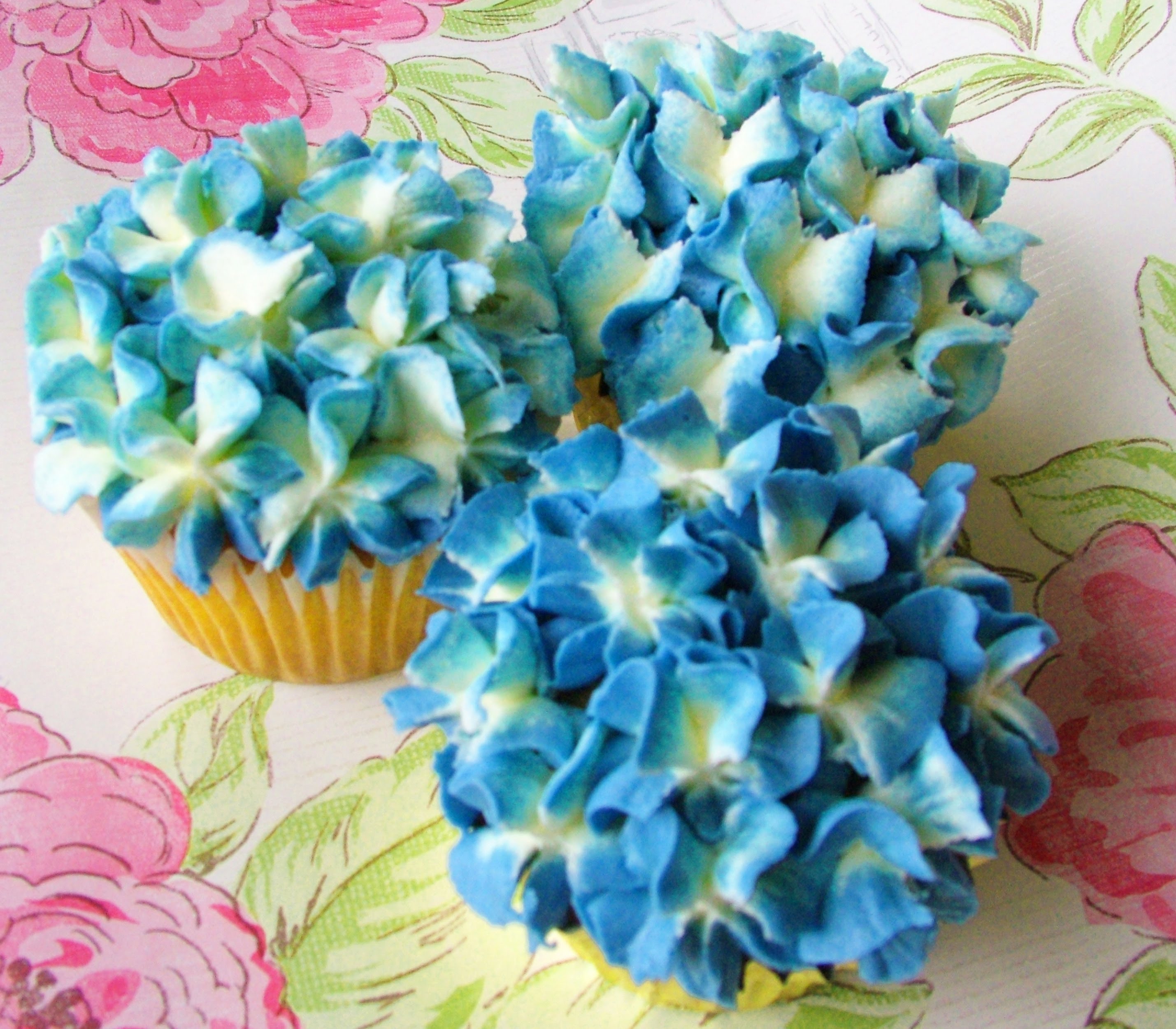 Buttercream Hydrangea Cupcake Tutorial