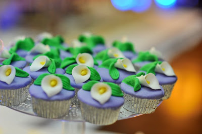 Calla Lily Wedding Cakes with Cupcakes