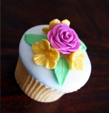 Cupcakes with Fondant Flowers Cupcakes with Fondant Flowers