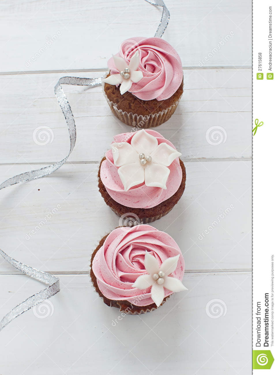 Cupcakes with Fondant Flowers