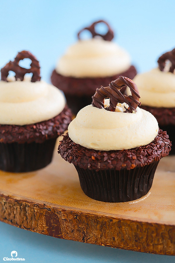 Cupcakes with Peanut Butter Chocolate Fudge Frosting