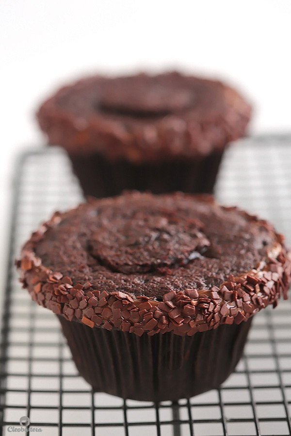 Cupcakes with Peanut Butter Chocolate Fudge Frosting