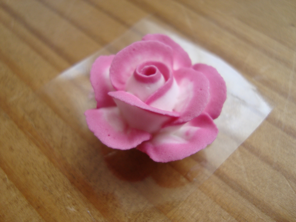 How to Make Icing Flowers for Cakes