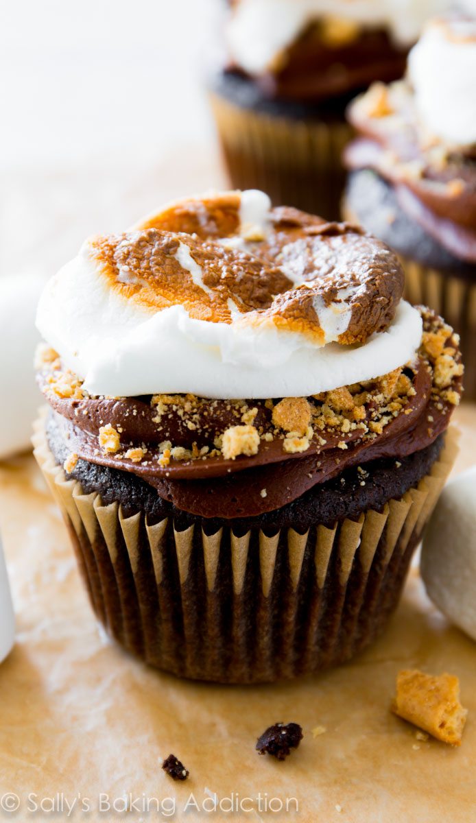 Marshmallow-Filled S'mores Cupcakes