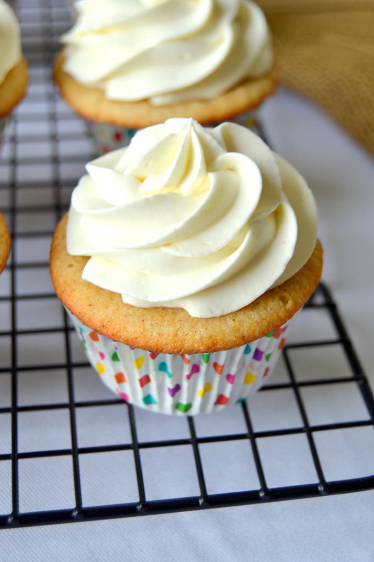 Cupcakes with Whipped Cream Frosting