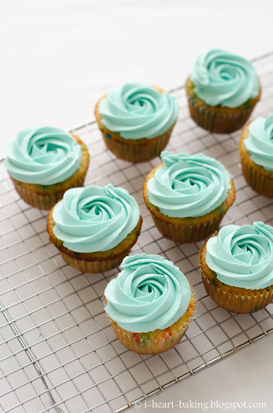 Cupcakes with Whipped Cream Frosting Cupcakes with Whipped Cream Frosting