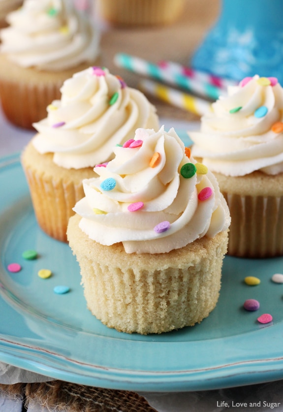 Moist Fluffy Vanilla Cupcakes