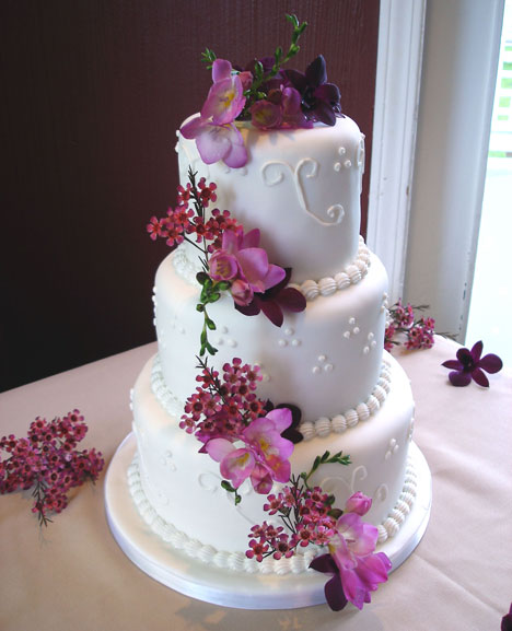 Natural Wedding Cake with Flowers Natural Wedding Cake with Flowers