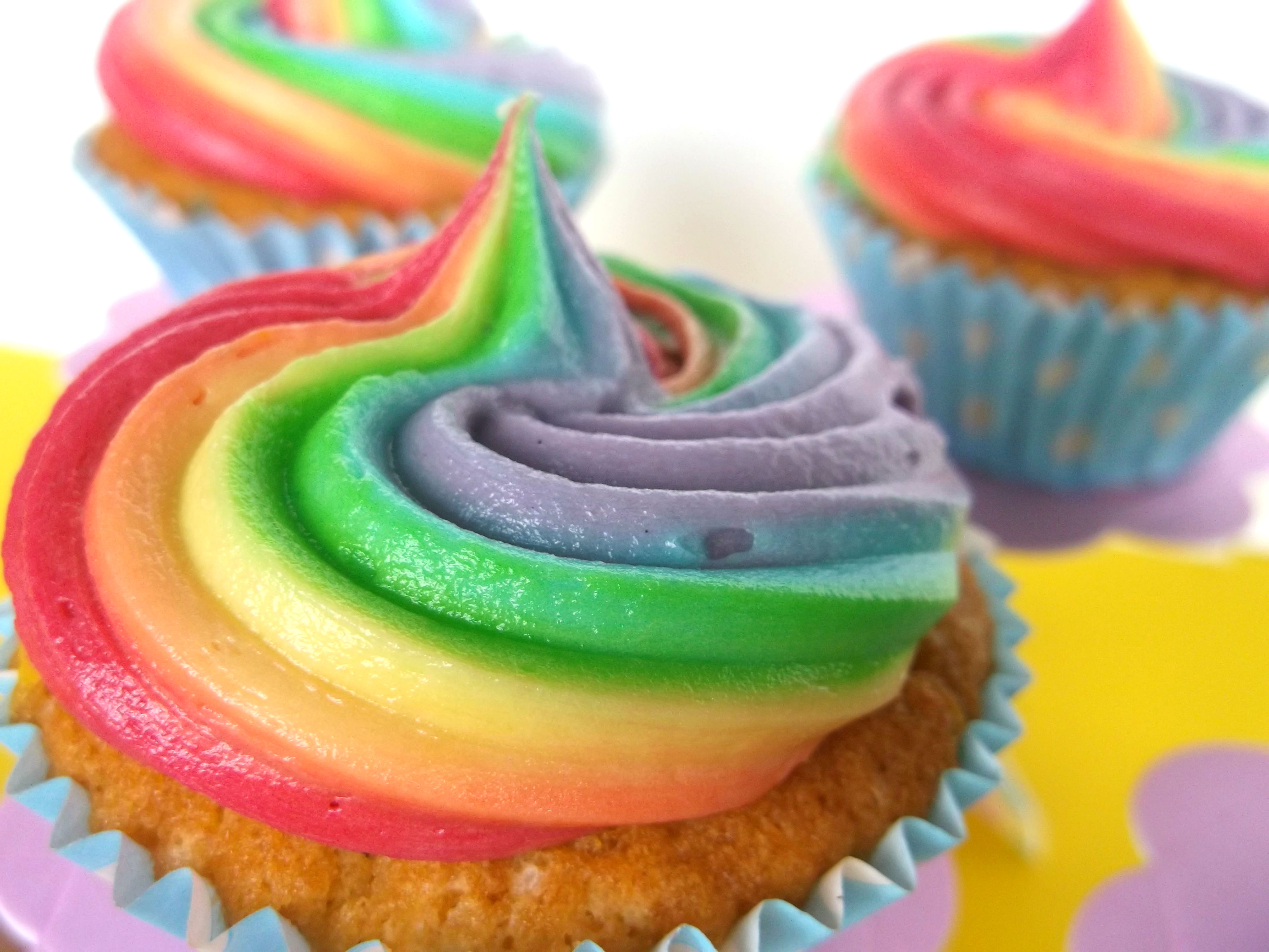Cake Rainbow Frosting Cupcakes
