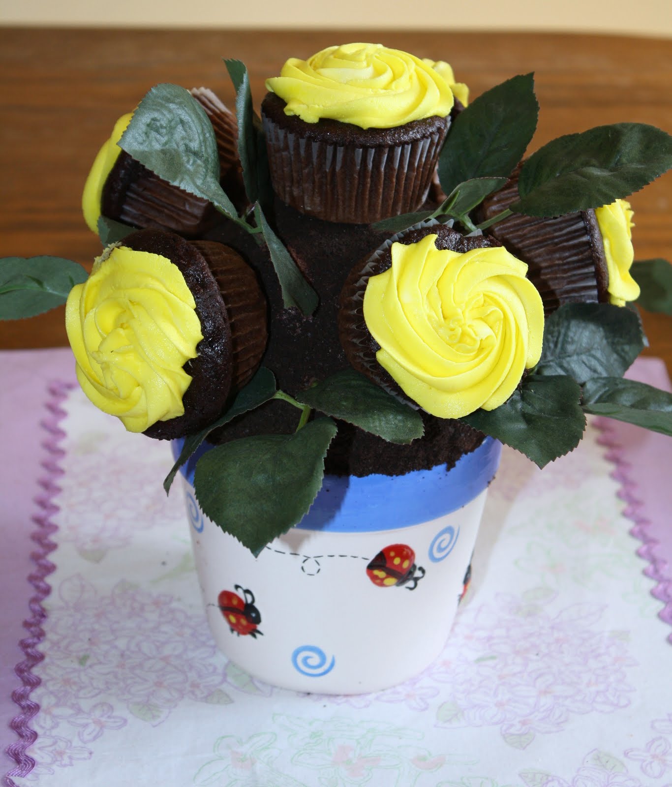 Flower Pot Cupcake Centerpiece Ideas
