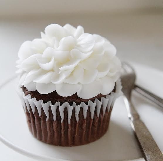 How to Make Buttercream Flowers On Cupcakes