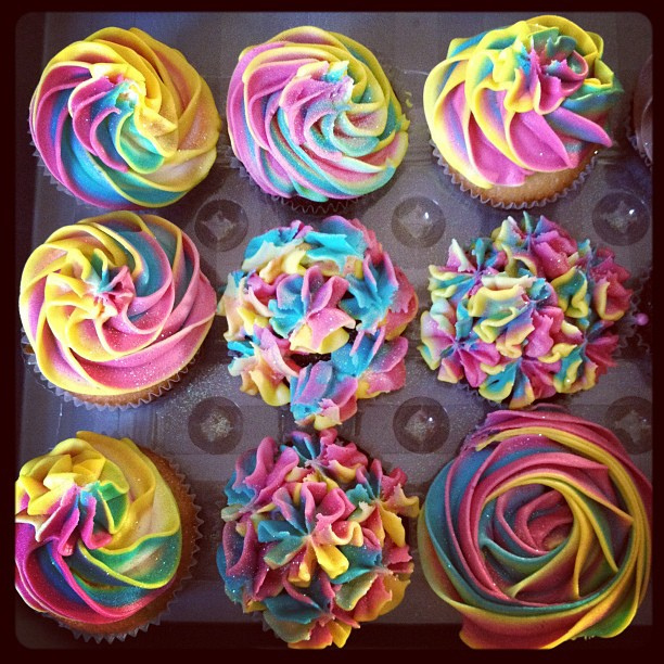 How to Multicolor Icing Cupcakes How to Multicolor Icing Cupcakes