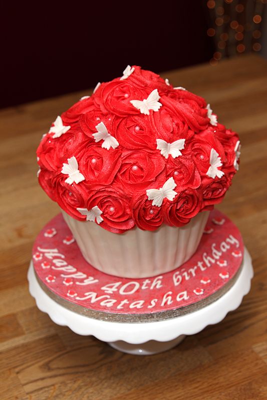 Pictures of Piped Cakes with Red Roses