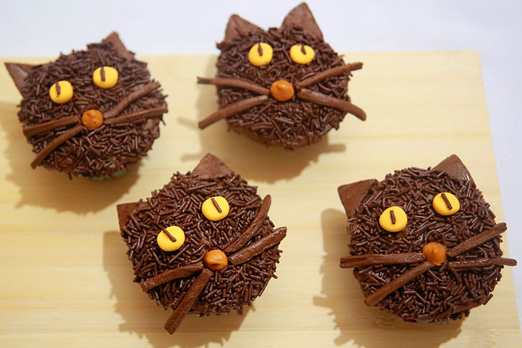 Black Cat Halloween Cupcakes