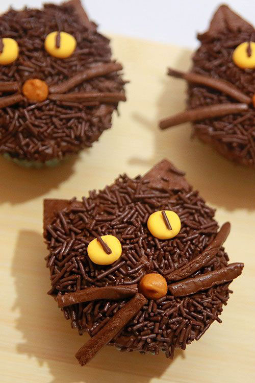 Black Cat Halloween Cupcakes