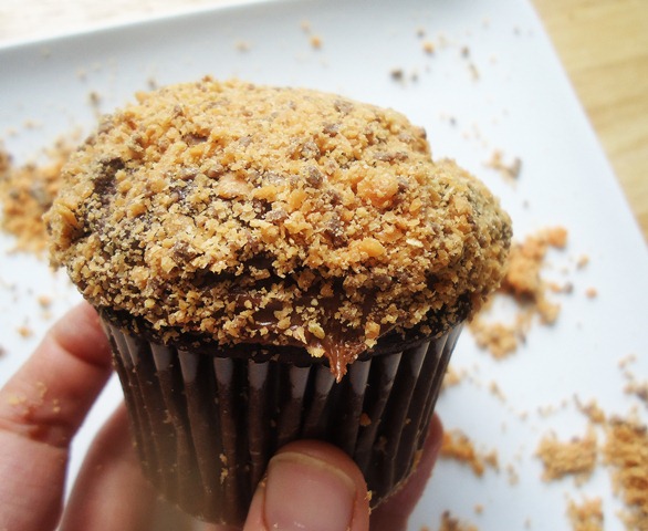 Butterfinger Fudge Filled Cupcakes