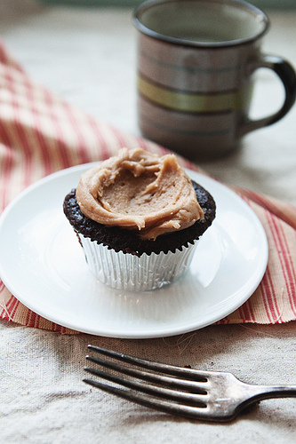 Cupcakes with Peanut Butter Chocolate Fudge Frosting