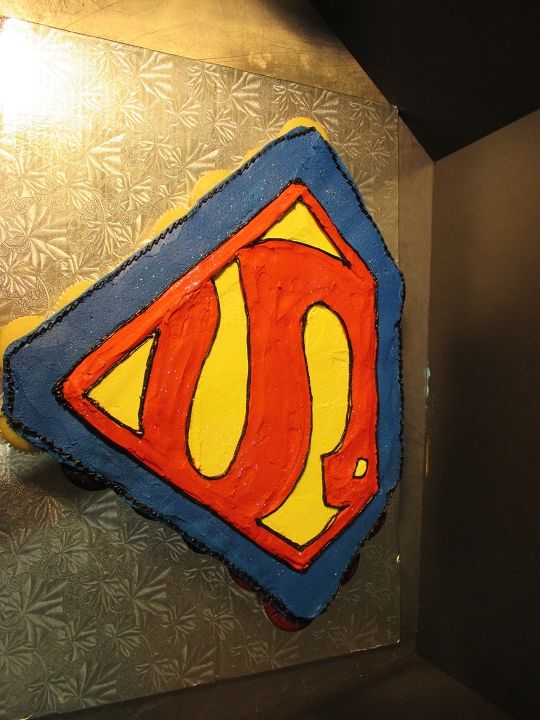 Superman Pull Apart Cupcake Cake