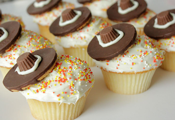 Thanksgiving Pilgrim Hat Cupcakes