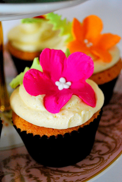 Tropical Flowers Cake Cupcakes