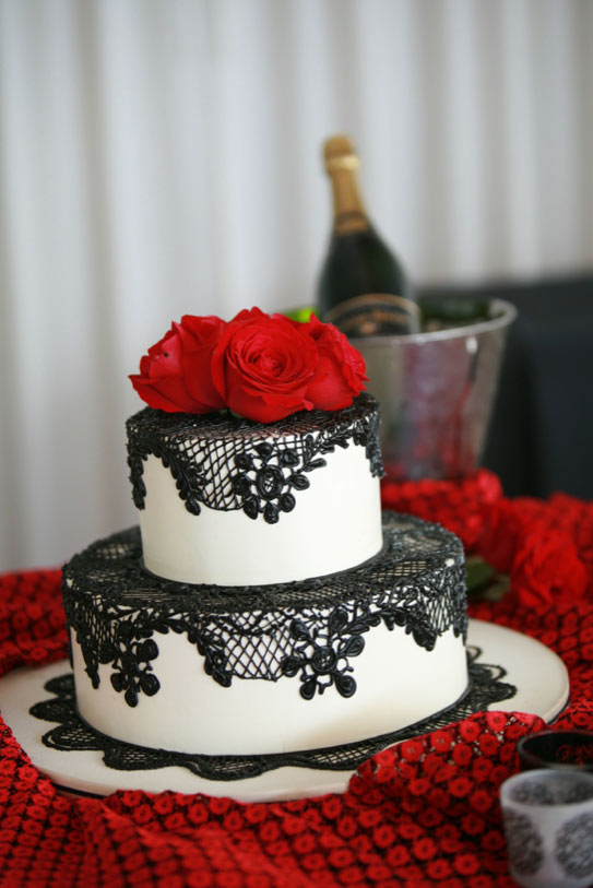 Black and Red Roses Wedding Cake Lace