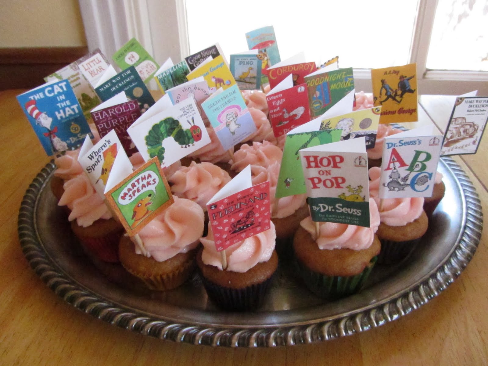 7 Photos of Book Themed Baby Shower Cupcakes