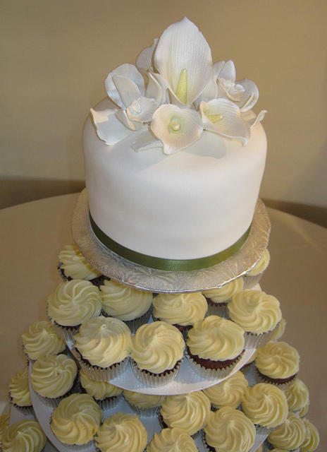 Calla Lily Wedding Cakes with Cupcakes