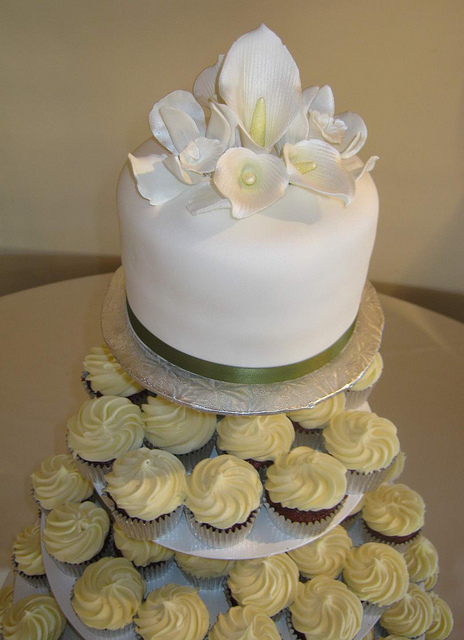 Calla Lily Wedding Cakes with Cupcakes Calla Lily Wedding Cakes with Cupcakes